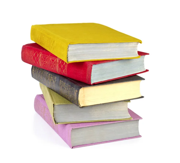 Beyazda izole edilmiş bir yığın eski kitap