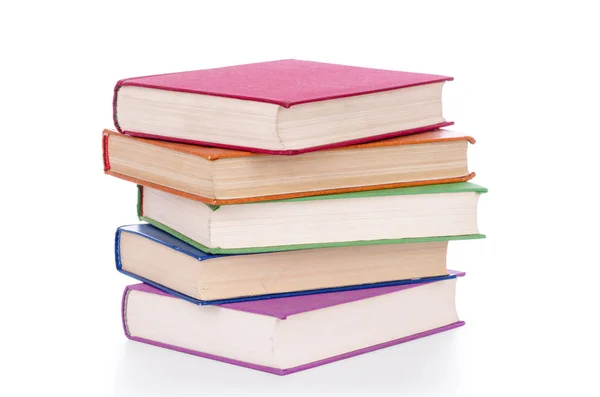 Beyazda izole edilmiş bir yığın eski kitap