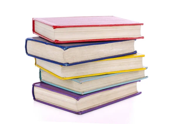 Beyazda izole edilmiş bir yığın eski kitap