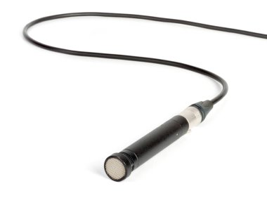 Beyaz arkaplanda mikrofon izole edildi