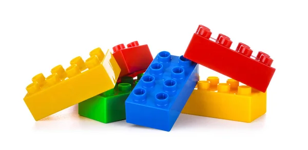 Plastik yapı taşları, beyaz üzerine izole edilmiş.