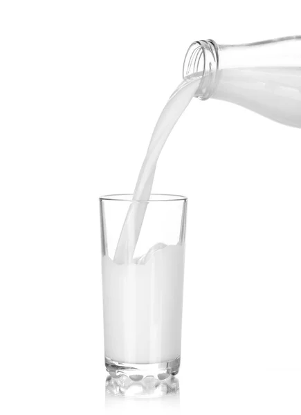 Milch Aus Einer Flasche Einem Glas Auf Einem Weißen Isoliert — Stockfoto