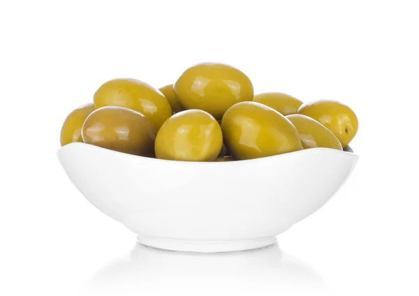 Taze zeytin bir kasede beyaz izole