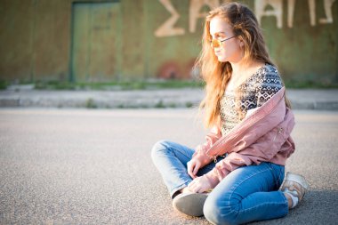 Sokaktaki genç ve güzel kadın. Duygular, insanlar, güzellik ve yaşam tarzı kavramı. Şık rahat giysiler giyen genç kadının Sokak fotoğrafı. Kadın moda konsepti. Sevimli genç kız.
