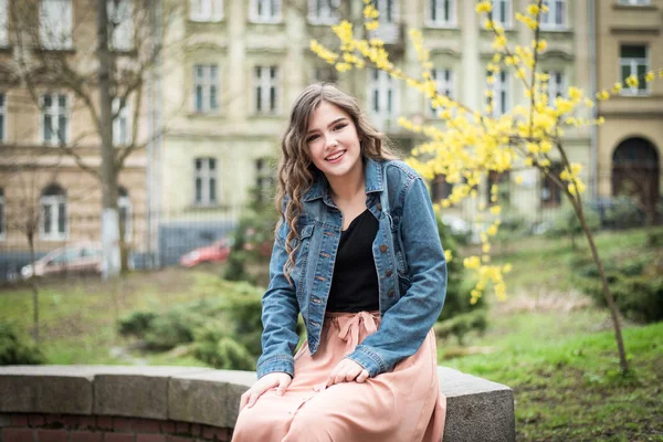 Retrato Una Hermosa Adolescente Mujer Hipster Feliz Divirtiéndose Parque Bonita —  Fotos de Stock