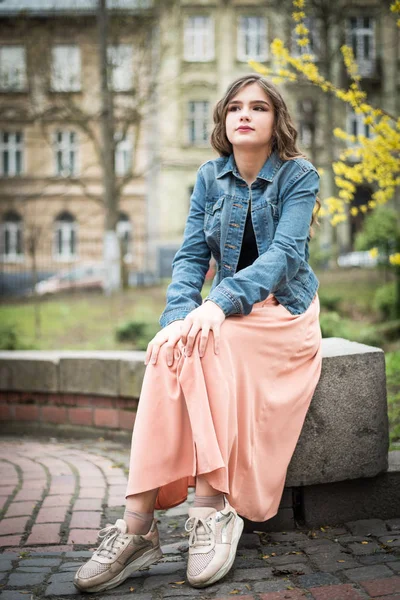 Retrato Una Hermosa Adolescente Mujer Hipster Feliz Divirtiéndose Parque Bonita —  Fotos de Stock