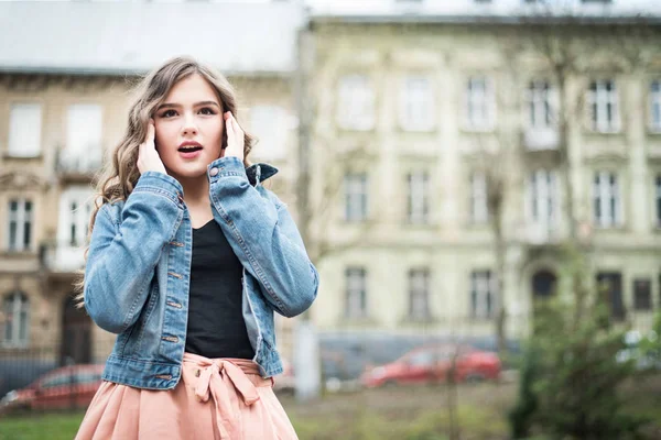 Retrato Uma Linda Adolescente Mulher Hipster Feliz Divertindo Parque Uma — Fotografia de Stock