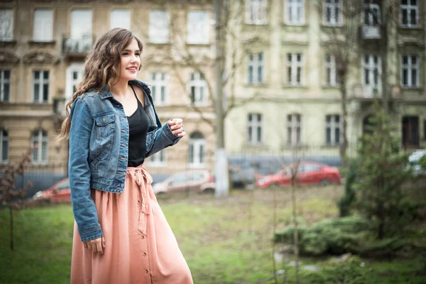 Porträtt Vacker Tonårsflicka Glad Hipster Kvinna Att Kul Park Söt — Stockfoto