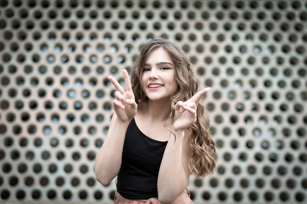 Retrato Una Hermosa Adolescente Mujer Hipster Feliz Divirtiéndose Interesante Fondo —  Fotos de Stock