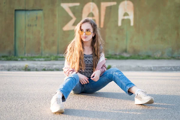 Jovem Mulher Bonita Rua Emoções Pessoas Conceito Beleza Estilo Vida — Fotografia de Stock