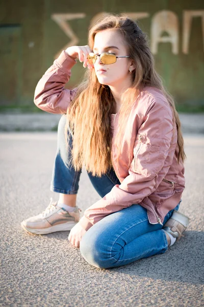 Jovem Mulher Bonita Rua Emoções Pessoas Conceito Beleza Estilo Vida — Fotografia de Stock