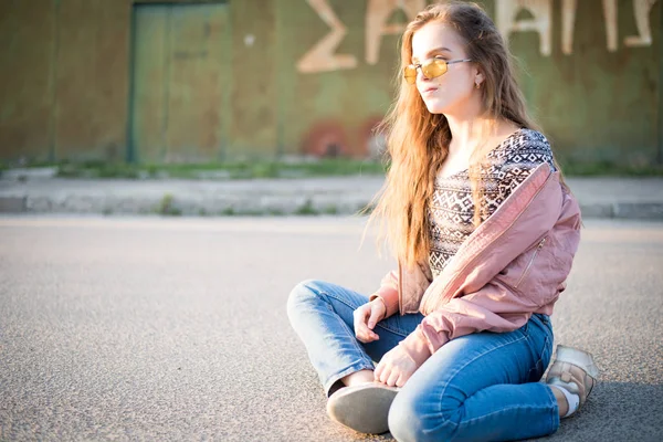 Joven Mujer Hermosa Calle Emociones Personas Belleza Concepto Estilo Vida —  Fotos de Stock