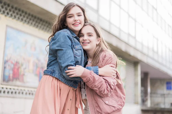 Twee Mooie Jonge Tiener Meisje Met Plezier Stad — Stockfoto