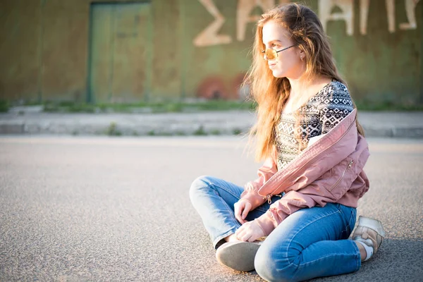 Jovem Mulher Bonita Rua Emoções Pessoas Conceito Beleza Estilo Vida — Fotografia de Stock