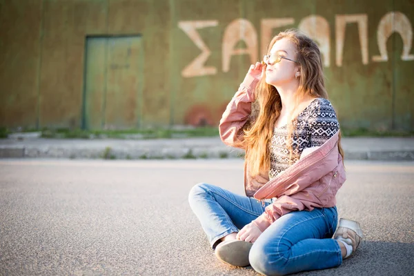 Sokaktaki Genç Güzel Kadın Duygular Insanlar Güzellik Yaşam Tarzı Kavramı — Stok fotoğraf