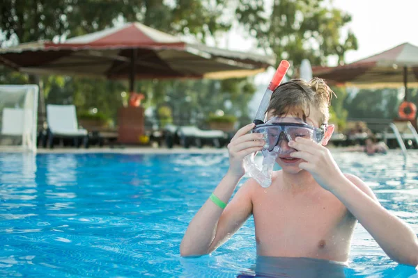 Αγόρι Έφηβος Φορώντας Μάσκα Κολύμπι Στην Πισίνα Καλές Διακοπές Έννοια — Φωτογραφία Αρχείου