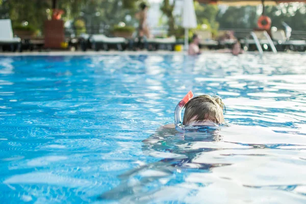 수영장에서 마스크를 개념입니다 귀여운 Snorking — 스톡 사진