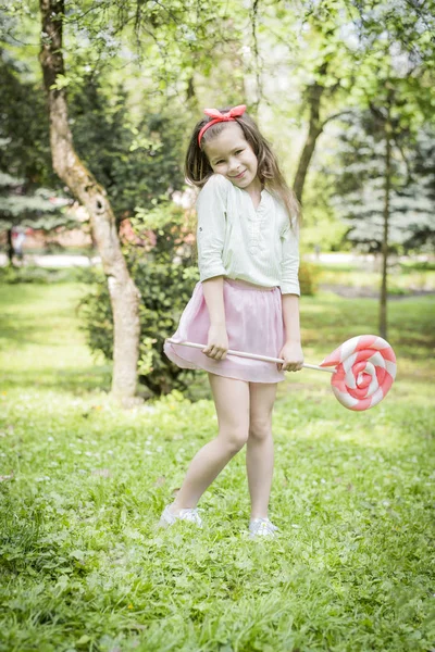 Chica Joven Sostiene Con Gran Piruleta Colores Verano Concepto Infancia —  Fotos de Stock