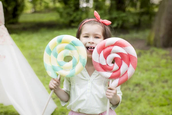 Giovane Ragazza Tiene Con Grande Lecca Lecca Colorato Estate Felice — Foto Stock