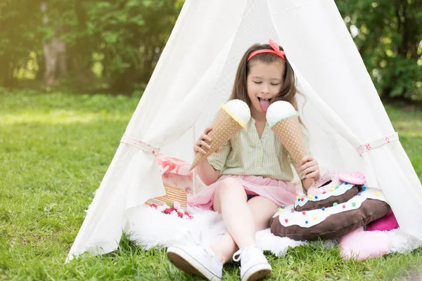 Bambina Che Gioca Una Tenda Wigwam Casa Dei Bambini Nel — Foto Stock