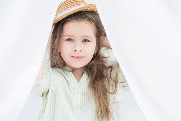 Cerca Retrato Hermosa Niña Linda Preescolar Con Sombrero Paja — Foto de Stock