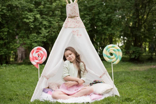 Petite Fille Couchée Jouant Dans Une Tente Maison Enfants Wigwam — Photo