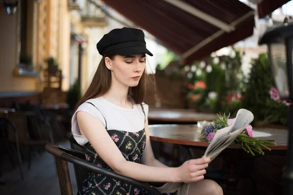 Genç Kadın Fransa Tipik Fransız Cafe Teras Açık Havada Gazete — Stok fotoğraf