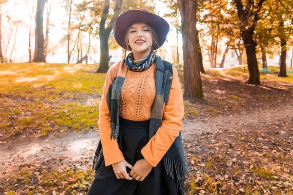 Concepto Temporada Gente Hermosa Adolescente Feliz Divirtiéndose Con Hojas Parque — Foto de Stock