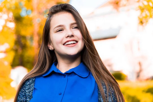 Осінній Портрет Милої Кучерявої Дівчинки Підлітка Щаслива Маленька Школярка — стокове фото