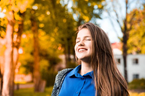 Herbst Porträt Von Niedlichen Lockigen Teenager Mädchen Glückliches Kleines Schulmädchen — Stockfoto