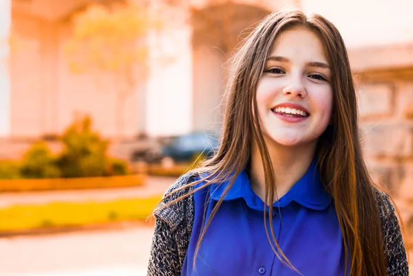 Herbst Porträt Von Niedlichen Lockigen Teenager Mädchen Glückliches Kleines Schulmädchen — Stockfoto