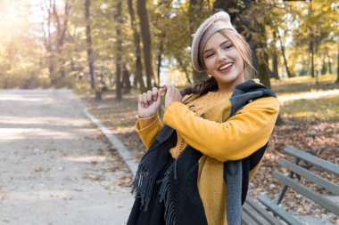 Sevimli Genç kız sonbahar park. Duygular, insanlar, güzellik ve yaşam tarzı kavramı. Uzay baş. Genç kadın şık klasik giyim eşyası sokak fotoğrafı. Kadın moda kavramı. Fransız stili.