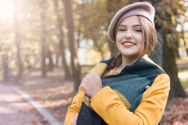 Menina Adolescente Bonito Parque Outono Emoções Pessoas Conceito Beleza Estilo — Fotografia de Stock