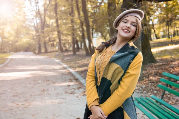 Menina Adolescente Bonito Parque Outono Emoções Pessoas Conceito Beleza Estilo — Fotografia de Stock