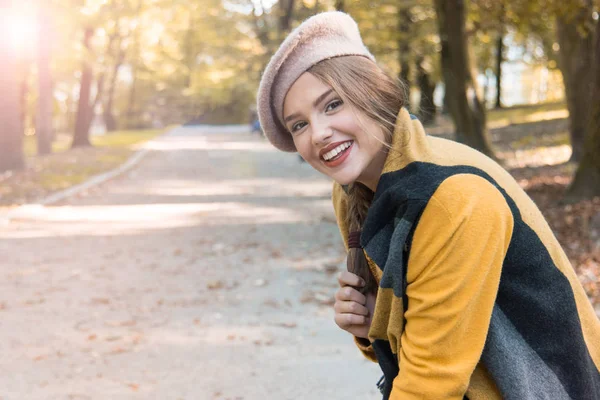 Menina Adolescente Bonito Parque Outono Emoções Pessoas Conceito Beleza Estilo — Fotografia de Stock