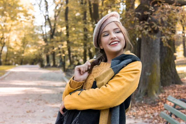 Söt Tonårsflicka Höst Park Känslor Människor Skönhet Och Livsstil Koncept — Stockfoto