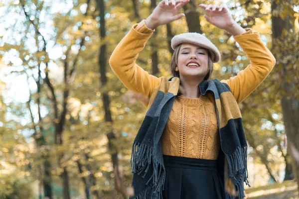 Menina Adolescente Bonito Parque Outono Emoções Pessoas Conceito Beleza Estilo — Fotografia de Stock