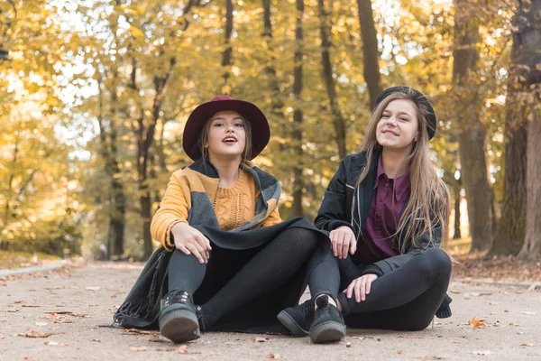 Bella Ragazza Che Riposa Sulla Strada Sorelle Conversazione Emotiva Adolescenti — Foto Stock