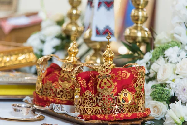 Две Православные Свадебные Короны Готовы Церемонии Бракосочетания — стоковое фото