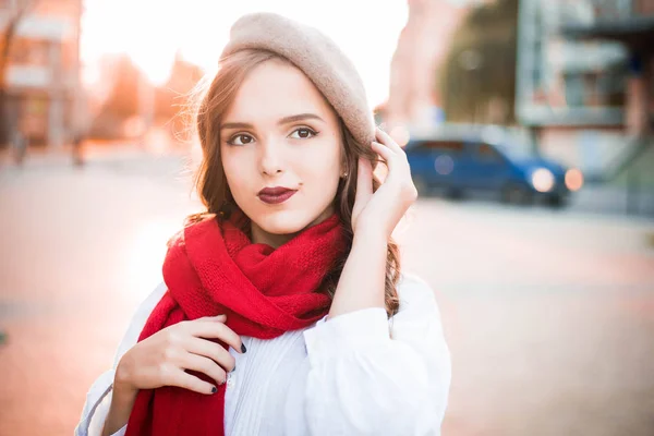 Retrato Rua Jovem Mulher Bonita Vestindo Roupas Clássicas Elegantes Modelo — Fotografia de Stock