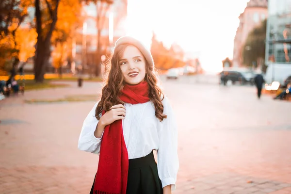 Straßenporträt Einer Jungen Schönen Frau Stilvoller Klassischer Kleidung Modell Das — Stockfoto