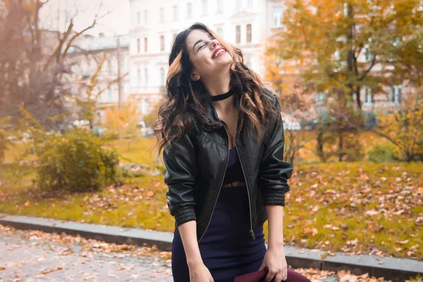 Jovem Mulher Moda Roupas Casuais Jaqueta Couro Preto Sobre Fundo — Fotografia de Stock