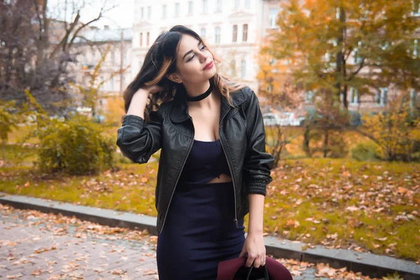 年轻时尚女性穿着休闲服装和黑色皮夹克上空的城市背景秋画像 时髦的女孩摆在街上 时尚长发模特在高雅的秋季服装 Vintade — 图库照片