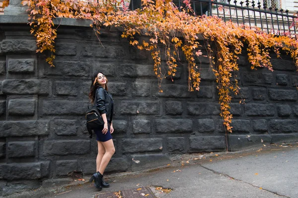 Jovem Mulher Moda Roupas Casuais Jaqueta Couro Preto Sobre Fundo — Fotografia de Stock