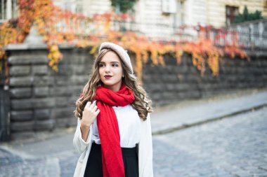 duygular, insanlar, güzellik ve yaşam tarzı kavramı - kız Fransız kadın. Genç kadın şık klasik giyim eşyası sokak fotoğrafı. Kadın moda kavramı. Fransız tarzı. Sevimli Genç kız.