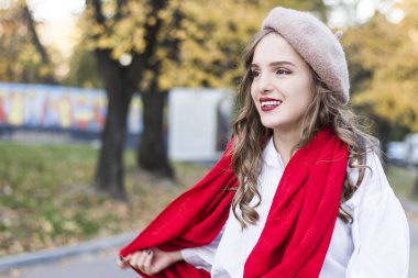 duygular, insanlar, güzellik ve yaşam tarzı kavramı - kız Fransız kadın. Genç kadın şık klasik giyim eşyası sokak fotoğrafı. Kadın moda kavramı. Fransız tarzı. Sevimli Genç kız.