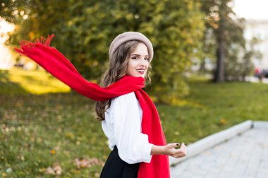 duygular, insanlar, güzellik ve yaşam tarzı kavramı - kız Fransız kadın. Genç kadın şık klasik giyim eşyası sokak fotoğrafı. Kadın moda kavramı. Fransız tarzı. Sevimli Genç kız.