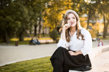 duygular, insanlar, güzellik ve yaşam tarzı kavramı - kız Fransız kadın. Genç kadın şık klasik giyim eşyası sokak fotoğrafı. Kadın moda kavramı. Fransız tarzı. Sevimli Genç kız.