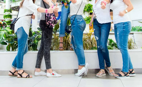 Frauen Jeans Und Shirts Der Wand Frauenparty Vor Der Hochzeit — Stockfoto