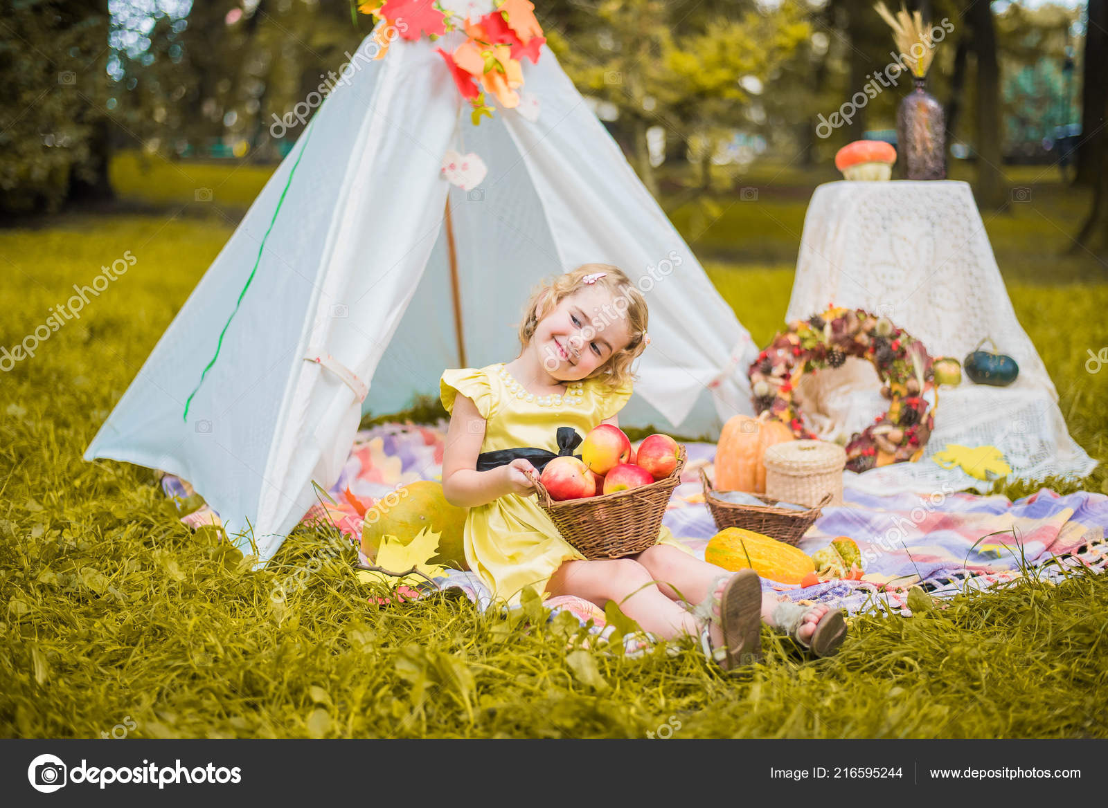 Маленькая Девочка Лежит Играет Палатке Детский Дом Wigwam Парке.